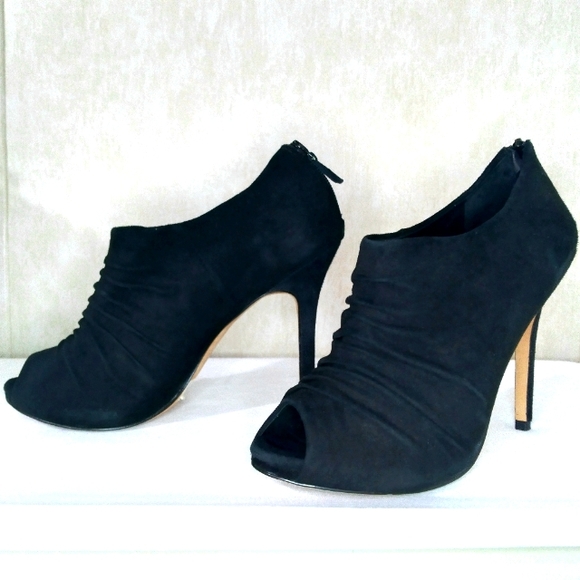 Saks Fifth Avenue Shoes Saks Fifth Avenue Suede Platform Pump